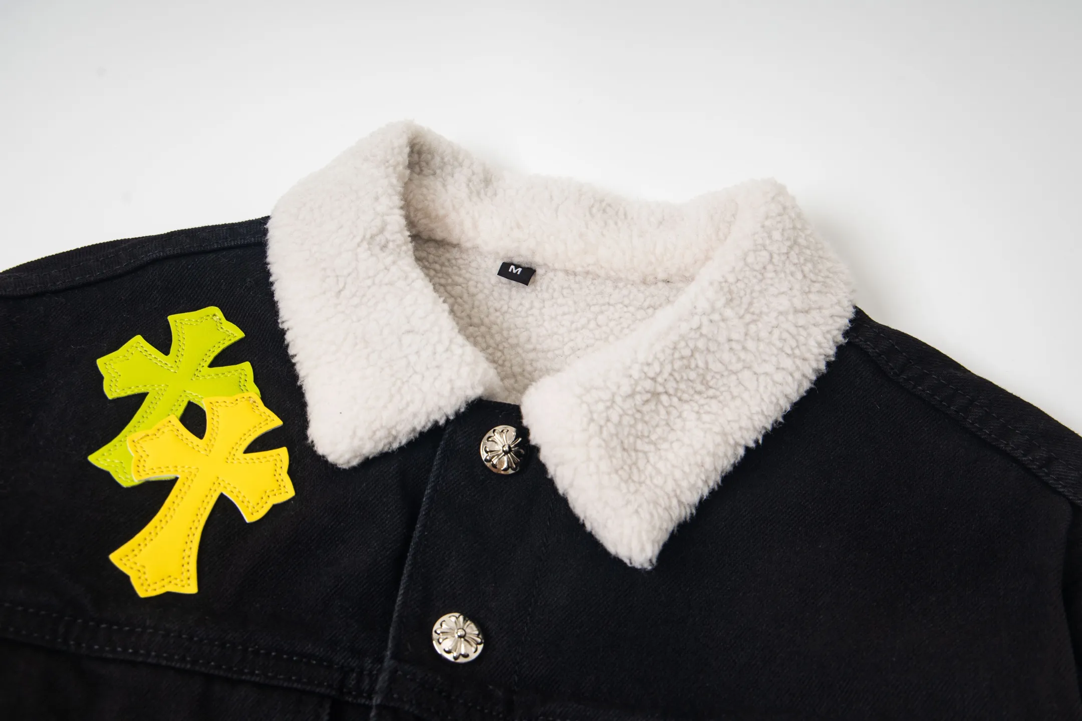 P360 version (lamb wool) Chrome Hearts Chrome Hearts colorful patchwork lamb fur collar jacket, the same style as the Internet celebrity star's cross-printed denim jacket, with unique cross design elements and full design sense. It is made of 100% denim cotton fabric with heavy coarse yarn count, which ensures a stiff and tough silhouette while being soft, comfortable and breathable. The lapel is designed with silver buttons and is full of texture. The classic white cross logo is all over the dress, making it a perfect versatile style for spring and summer! The original loose version is made of high-quality pure cotton fabrics. The fabric pattern is high-definition and delicate without burrs. It is comfortable and breathable to wear. All the buttons are molded and customized. It is casual and fashionable and can be matched with any bottoms. It can be windproof and sunproof in spring and summer. It can be worn outside in autumn and winter! Easily concave shape makes you look slimmer and taller, perfect for both men and women! Style number: 1838# Color: Black Size: S M L XL